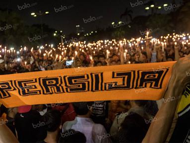 Para suporter Persija, The Jakmania, melakukan aksi seribu lilin dan tabur bunga untuk mengenang anggotanya Muhammad Fahreza yang meninggal diduga akibat tindak kekerasan di SUGBK, Jakarta, Senin (16/5/2016).  (Bola.com/Vitalis Yogi Trisna)