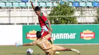 Gelandang Timnas Indonesia U-19, Witan Sulaiman, berusaha membobol gawang Thailand U-19 pada laga Piala AFF U-18 di Stadion Thuwanna, Yangon, Jumat (15/9/2017). Hingga babak pertama usai skor masih imbang 0-0. (Liputan6.com/Yoppy Renato)