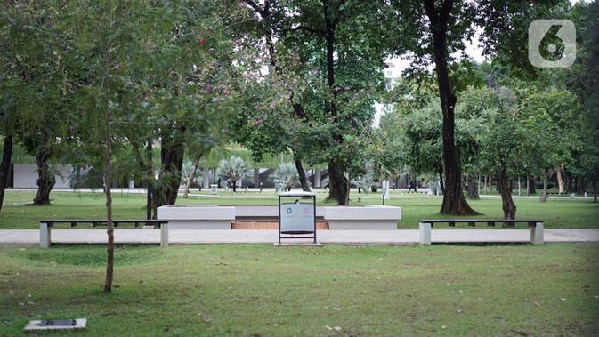 Suasana Taman Lapangan Banteng yang tutup di Jakarta, Minggu (20/9/2020). Seluruh taman kota dan hutan kota ditutup kembali untuk sementara terkait pemberlakuan PSBB total di Jakarta guna menekan penyebaran virus covid-19. (Liputan6.com/Immanuel Antonius)