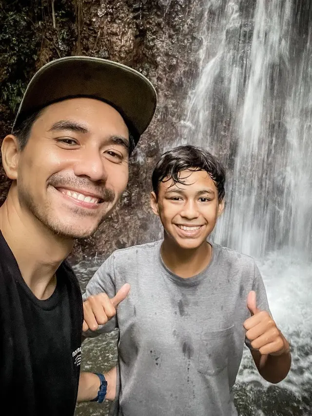 6 Potret Seru Keluarga Darius Sinathrya Camping di Kaki Gunung Salak