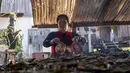 Seorang penduduk desa memasak ikan bakar di tepi Danau Nam Ngum di Provinsi Vientiane, Laos pada 15 Desember 2020. Terletak di hilir Sungai Nam Ngum dan sekitar 80 kilometer dari ibu kota, Danau Nam Ngum merupakan tempat dengan ratusan pulau kecil yang tersebar di dalamnya. (Xinhua/Kaikeo Saiyasane)