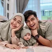 Di berbagai kesempatan, mereka kerap tampil kompak mengenakan baju kembaran. @riaricis1975/@teukuryantr.