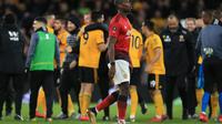 Reaksi gelandang Manchester United, Paul Pogba setelah timnya tersingkir dari Piala FA. Mereka kalah dari Wolverhampton Wanderers dengan skor 1-2.  (AFP / Lindsey Parnaby)