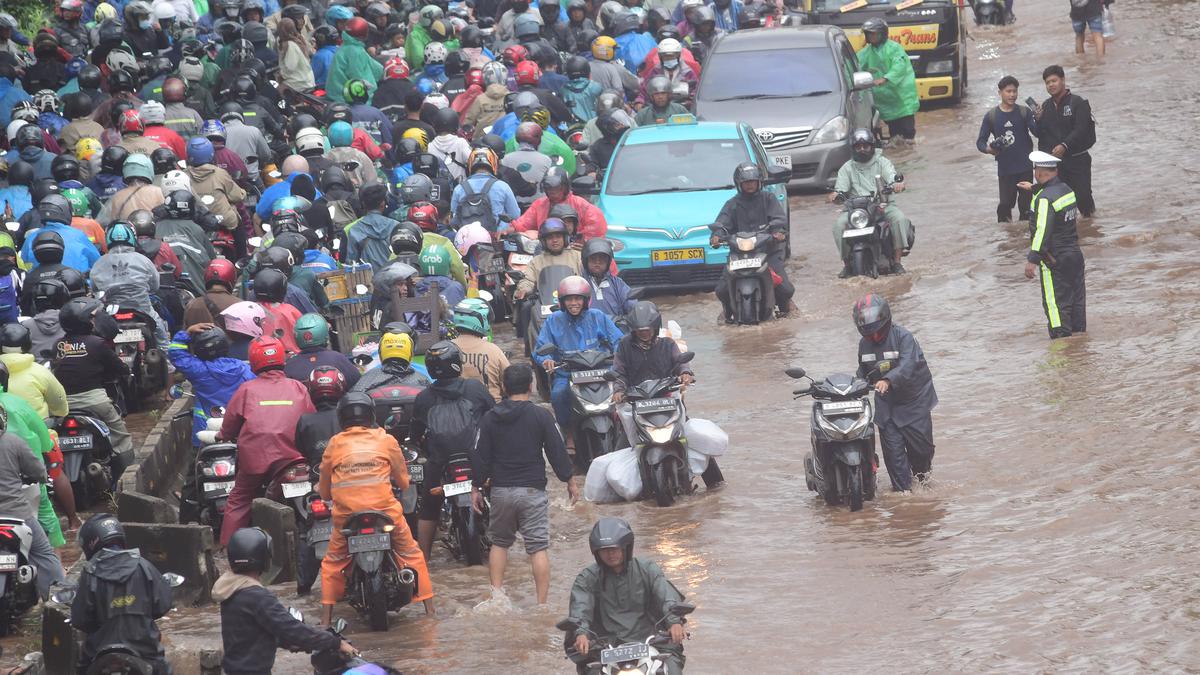 Jalan Daan Mogot Terendam Banjir, Sejumlah Pengendara Motor Mogok