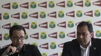 Kepala Bidang Pembinaan dan Prestasi PBSI, Rexy Mainaky, bersama Sekjen PBSI, Anton Subowo ketika menyampaikan target tahunan PBSI di Pelatnas Cipayung, Jakarta Timur, Kamis (7/1/2016). (Bola.com/Vitalis Yogi Trisna)