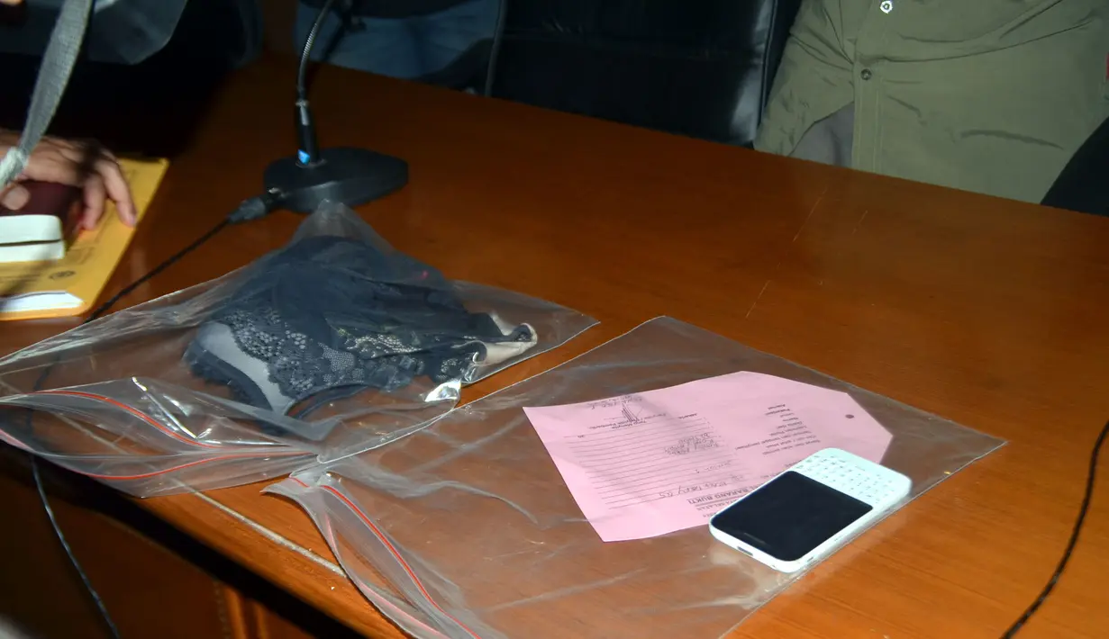 Polisi mengamankan bra dan celana dalam serta ponsel milik artis AA, Jakarta, Sabtu (9/5/2015). Untuk memakai jasanya, artis AA memasang harga Rp.80 Juta. (Liputan6.com/Panji Diksana)