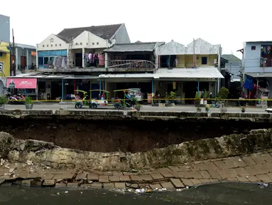 Kondisi turap Kali Sunter yang ambles di Jalan Cinta, Pulogadung, Jakarta Timur, Rabu (8/1/2020). Turap sepanjang 37 meter dengan tinggi 5 meter ambles akibat terkikis derasnya air kali saat hujan deras mengguyur Jakarta pada 1 Januari 2020 lalu. (merdeka.com/Imam Buhori)