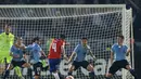 Tendangan pemain Cile, Mauricio Isla ini berbuah gol yang menjadi penentu kemenangan Cile atas Uruguay. (AP Photo/Ricardo Mazalan)