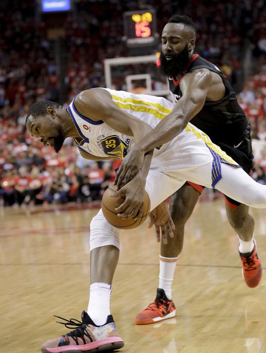 Pemain Houston Rockets, James Harden mencoba merebut bola dari pemain Warriors, Kevin Durant pada gim kelima final NBA basketball Wilayah Barat di Toyota Center, Houston, (24/5/2018). Houston menang 98-94. (AP/David J. Phillip)