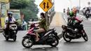 Warga menggunakan sepeda motor melintasi jalan Bintaro Permai, Jakarta, Rabu (15/6/2022). Korps Lalu Lintas (Korlantas) Polri menghimbau kepada masyarakat khususnya pengguna motor untuk tidak menggunakan sandal dan celana pendek saat berkendara dikarenakan,sandal jepit tidak akan melindungi bagian kaki pengendara. (Liputan6.com/Johan Tallo)