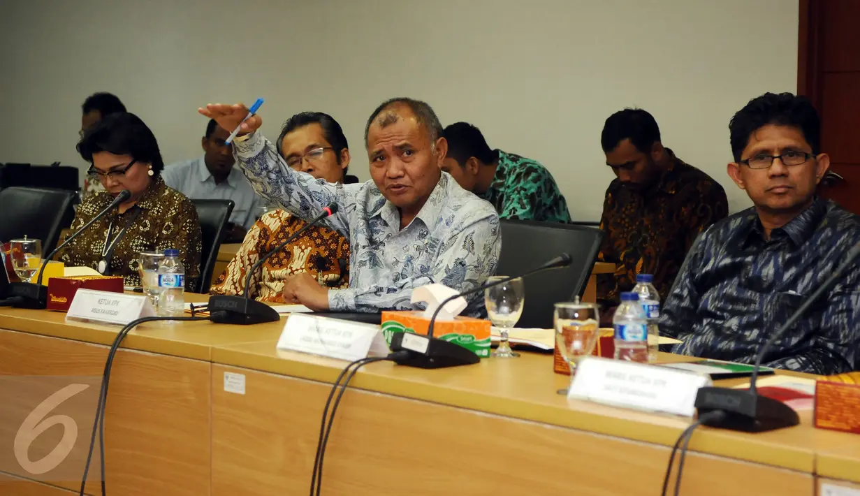 Ketua KPK, Agus Rahardjo menjawab pertanyaan usai bertemu dengan pimpinan Komisi Yudisial di gedung Komisi Yudisial, Jakarta, Rabu (6/1/2016). Pertemuan berlangsung tertutup dan membahas pembaharuan MoU kedua lembaga. (Liputan6.com/Helmi Fithriansyah)