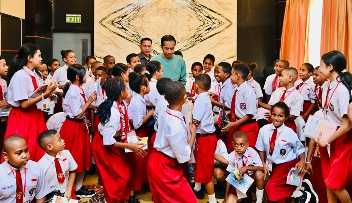 "Ini anak-anak di Papua ini pintar dan berani. Baik anak-anakku semuanya, terima kasih atas kehadirannya pada pagi hari ini dan semuanya semangat belajar semuanya ya dan hati-hati semuanya pulang sampai ke rumah masing-masing di kabupaten dan kotanya masing-masing," pungkasnya. (Foto: Laily Rachev - Biro Pers Sekretariat Presiden)