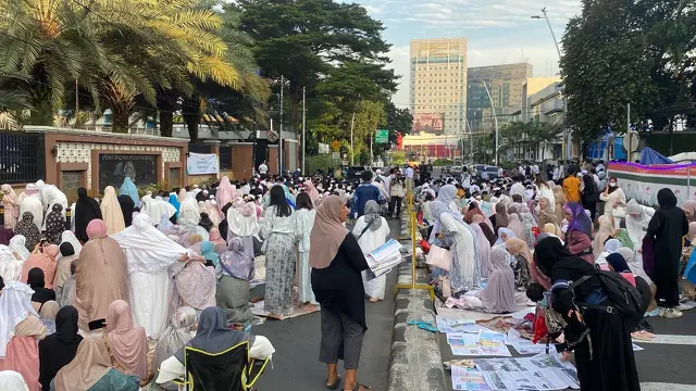 Jemaah melaksanakan Salat Idulfitri di Gedung Pusat Dakwan Muhammadiyah