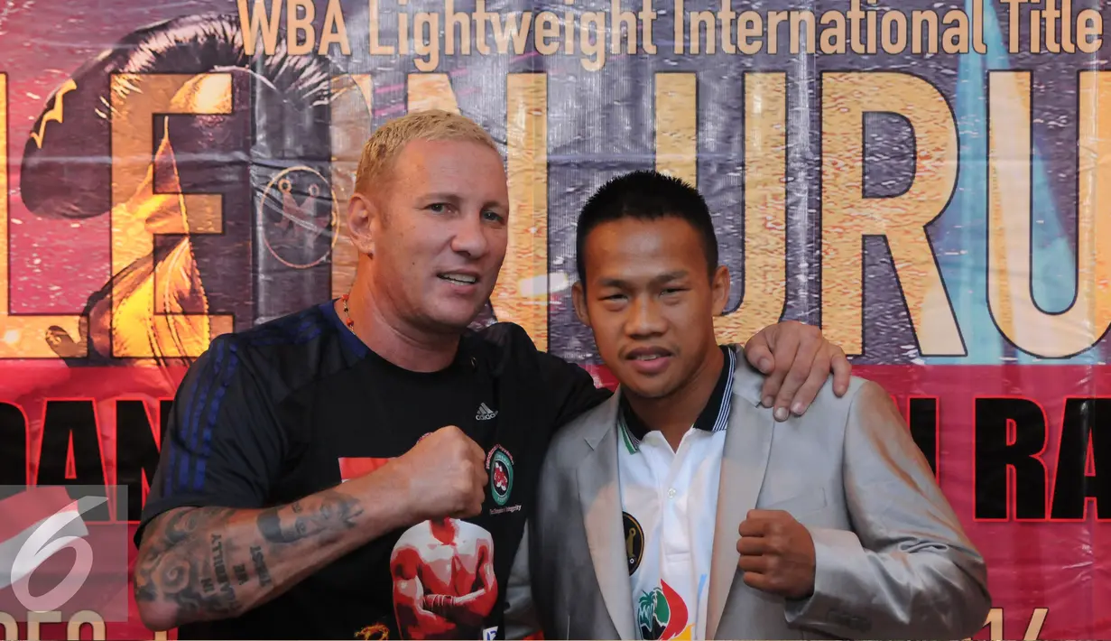 Pelatih Craig Crishtian (kiri) berfoto bersama Daud Jordan usai memberikan keterangan gelaran Battle In Uruguay, Jakarta, Kamis (31/3/2016). Laga ini juga bagian penghormatan kepada mantan Presiden WBA, Gilberto Mendoza. (Liputan6.com/Helmi Fithriansyah)
