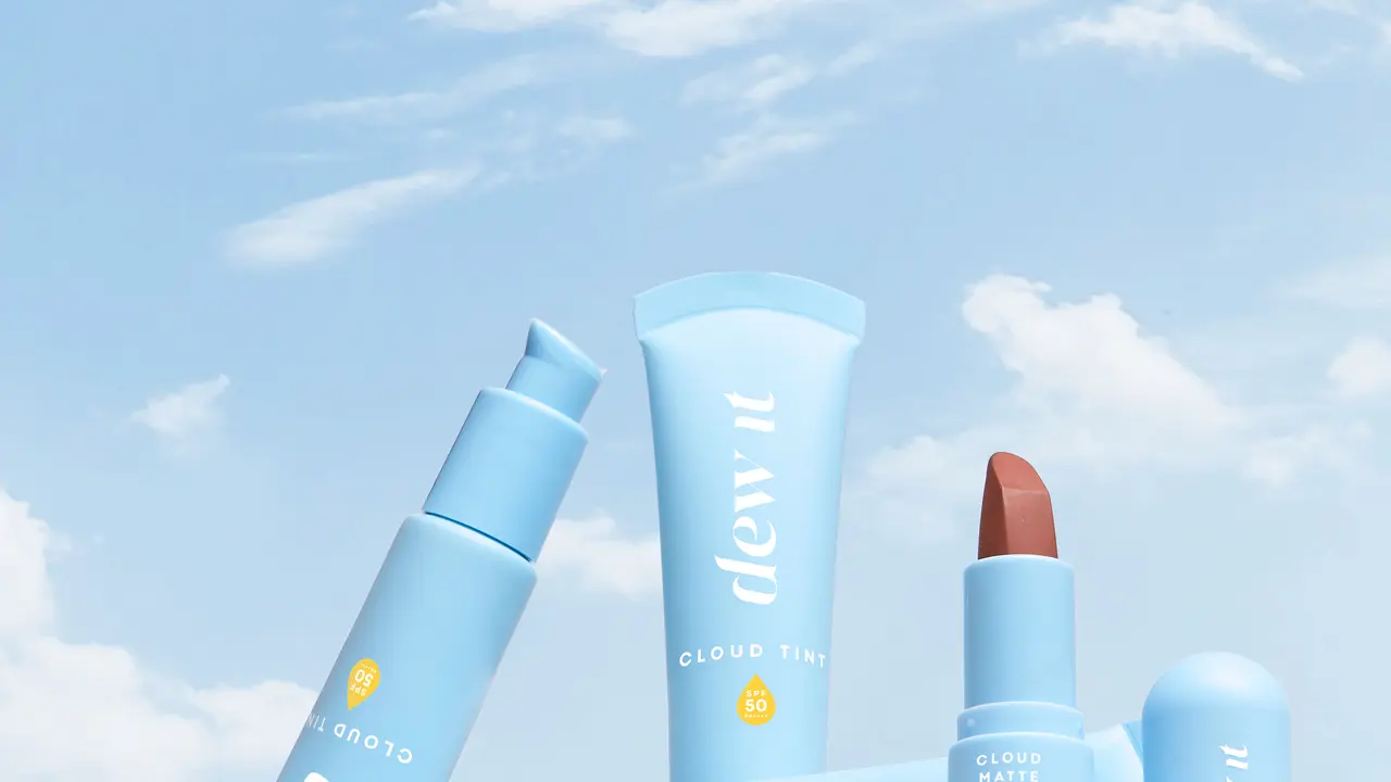 Rahasia Makeup Tetap Flawless Meski Jadi Perempuan Aktif, Cuma Padukan Skin Tint dan Lip Matte Lokal