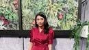 Memakai dress merah maroon, membuat penampilannya punya kesan percaya diri. Dengan makeup yang berkarakter kuat, wanita kelahiran 8 April 1987 ini tampil berkarisma. Gayanya semakin sempurna dengan pemakaian bando dan sepatu heels putih mutiara. (Liputan6.com/IG/@tyasmirasih)