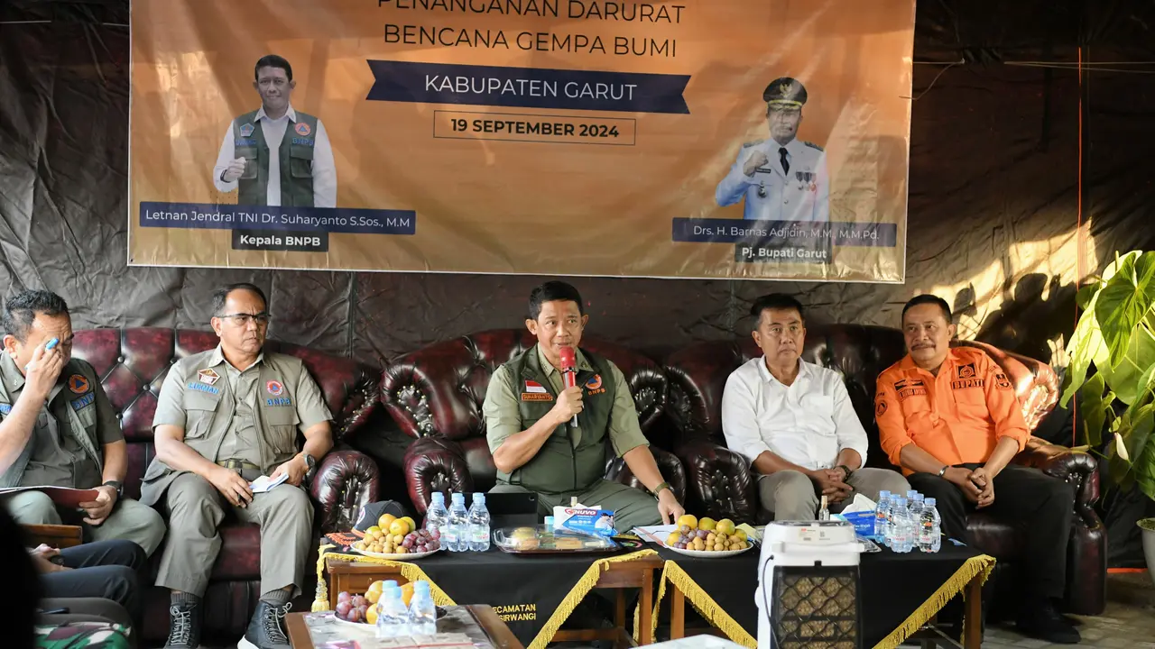 Kepala Badan Nasional Penanggulangan Bencana (BNPB) Republik Indonesia, Letjen TNI Suharyanto, memimpin rakor penanganan bencana gempa magnitudo 5.0 di Kecamatan Pasirwangi, Garut. (Liputan6.com/Jayadi Supriadin)