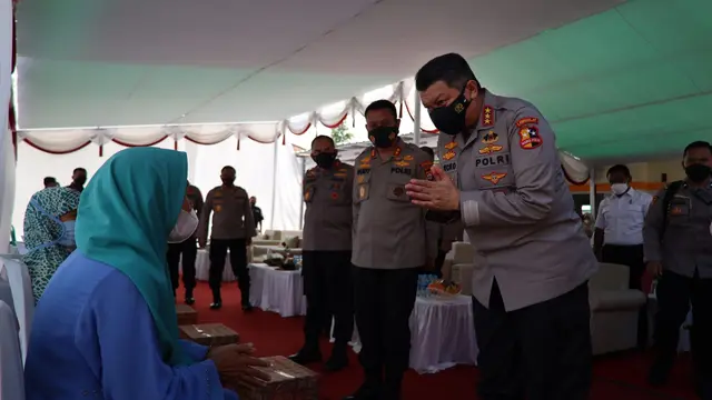 Kalemdiklat Polri, Komjen Pol Rycko Amelza Dahniel, saat memantau vaksinasi lansia di Kota Cilegon, Banten. (Rabu, 09/02/2022). (Dokumentasi Polda Banten).