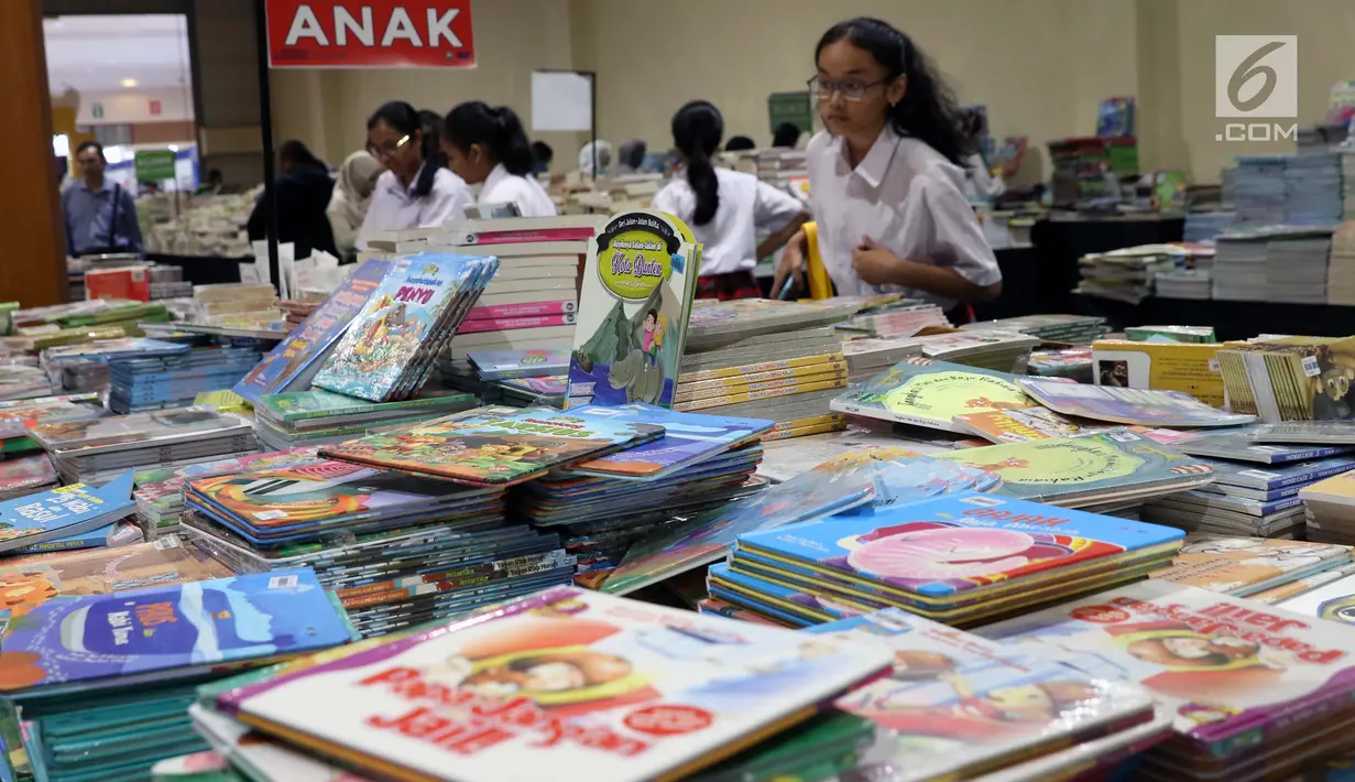 Seorang pelajar melihat-lihat buku pada Indonesia International Book Fair 2019 di Jakarta Convention Center, Kamis (5/9/2019). Indonesia International Book Fair 2019 menghadirkan ratusan ribu buku dari berbagai penerbit dan berlangsung hingga 8 September 2019. (Liputan6.com/Helmi Fithriansyah)