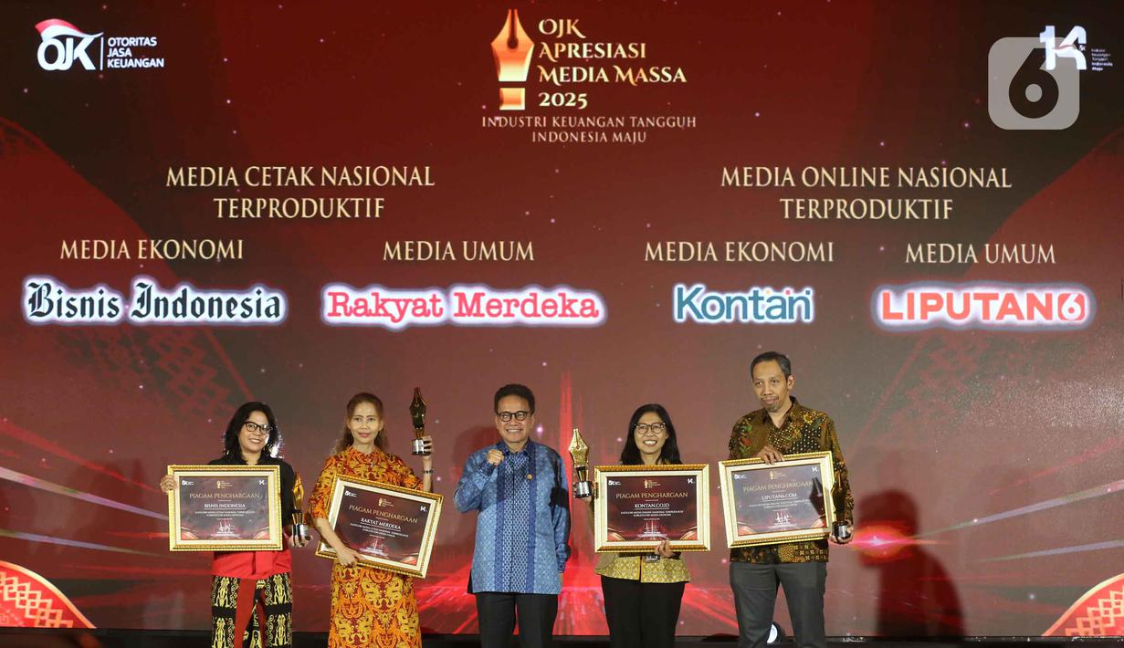 Pemimpin Redaksi Liputan6.com, Titis Widyatmoko (kanan) saat menerima penghargaan dari Otoritas Jasa Keuangan (OJK) untuk Kategori Media Online Terproduktif SubKategori Media Umum pada acara OJK Apresiasi Media Massa, Jakarta, Selasa (2/12/2025). (Liputan6.com/Helmi Fithriansyah)