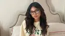 Naura Ayu tersenyum tipis ke arah kamera. Dia sepertinya cocok menggunakan frame kacamata apapun. [instagram/naura.ayu]