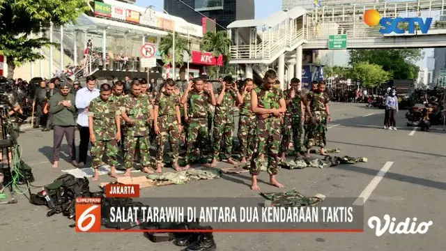 Meskipun harus mengamankan Ibu Kota saat kerusuhan 21 dan 22 Mei, personel Polri dan TNi tetap menjalankan ibadah di bulan Ramadan seperti kebanyakan umat muslim lain.