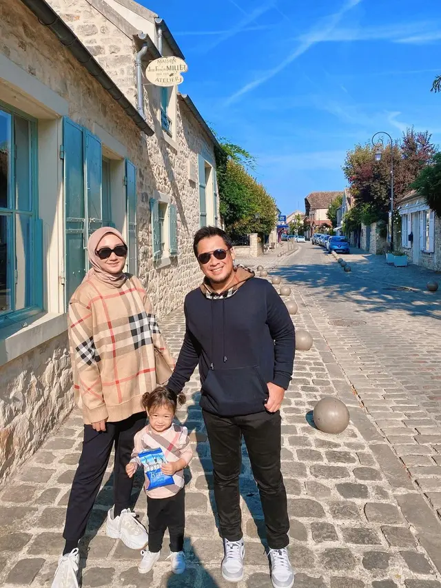 Tampil Stylish, Ini 7 Momen Liburan Keluarga Dian Pelangi Ke Prancis