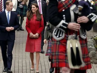 Duke of Cambridge, Pangeran William bersama istrinya Catherine Elizabeth Middleton, berkunjung ke Crieff, Skotlandia, (29/5/2014). (REUTERS/Andrew Milligan)