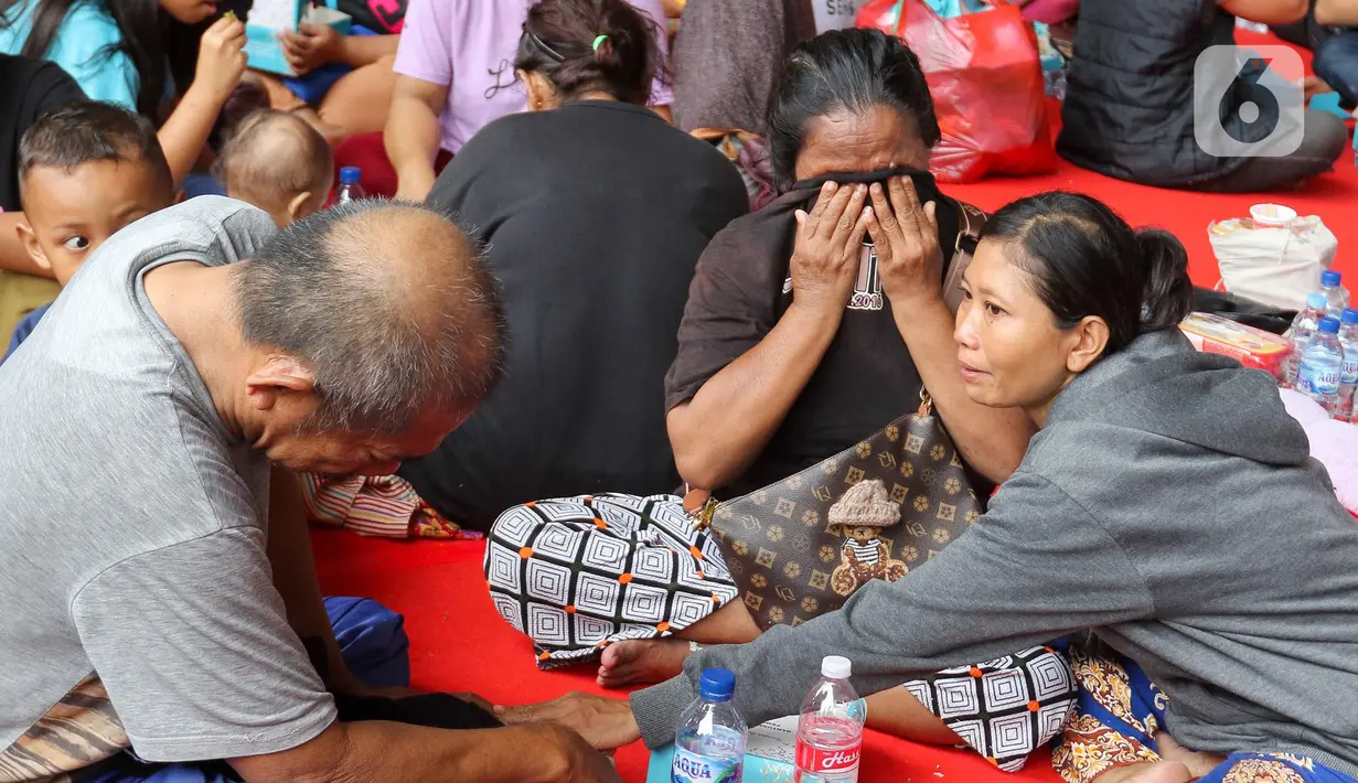Warga korban kebakaran kawasan permukiman padat penduduk di Jalan Kemayoran Gempol mengungsi di Posko Bencana Polres Metro Jakarta Pusat, Selasa (21/1/2025). (Liputan6.com/Herman Zakharia)
