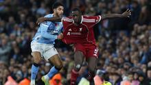 Penyerang Manchester City, Omar Marmoush (kiri) menarik baju bek Liverpool, Ibrahima Konate (kanan) selama pertandingan sepak bola Liga Primer Inggris antara Manchester City dan Liverpool di Stadion Etihad di Manchester, barat laut Inggris, pada 9 November 2025. (Darren Staples / AFP)