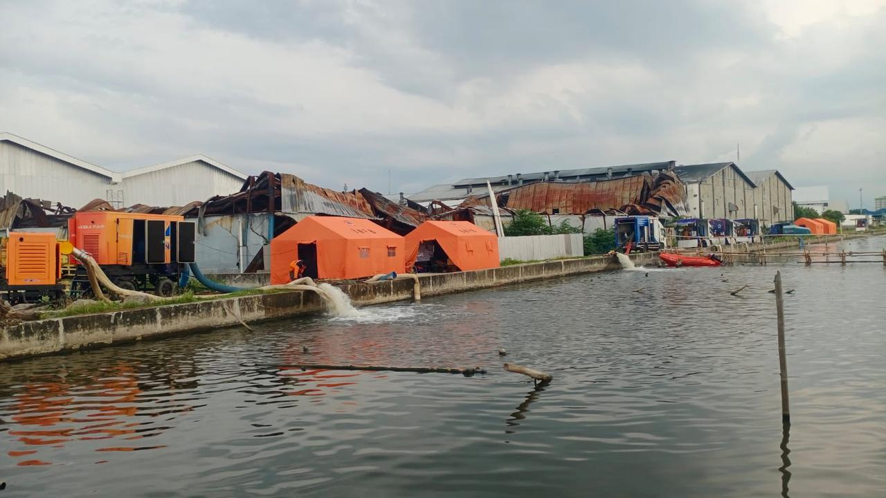 Sejumlah pompa portabel dikerahkan untuk menguras genangan banjir Kota Semarang menuju kolam retensi Terboyo di Kaligawe, Kota Semarang, Jawa Tengah, Minggu (2/11/2025).
