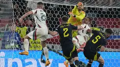 Kiper Skotlandia Angus Gunn bertabrakan dengan striker Hungaria Barnabas Varga pada matchday terakhir Grup A Euro 2024 di Stuttgart Arena, Senin (24/6/2024). (AP Photo/Matthias Schrader)