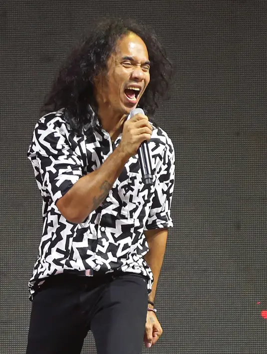 Indonesia Keren 2 yang menghadirkan beberapa artis ibu kota ini berlangsung pada Jumat (24/3), di Hall C3 JIExpo Kemayoran, Jakarta. Slank, sebagai salah satu penampil kembali hadir memeriahkan suasana. (Bambang E. Ros/Bintang.com)