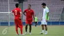 Pesepakbola klub Persib Bandung, Firman Utina (tengah) berbincang dengan rekan setimnya usai berlatih bersama di Stadion GBK Jakarta, Rabu (29/7/2015). Latihan ini untuk mengisi kekosongan kompetisi pasca pembekuan PSSI. (Liputan6.com/Helmi Fithriansyah)