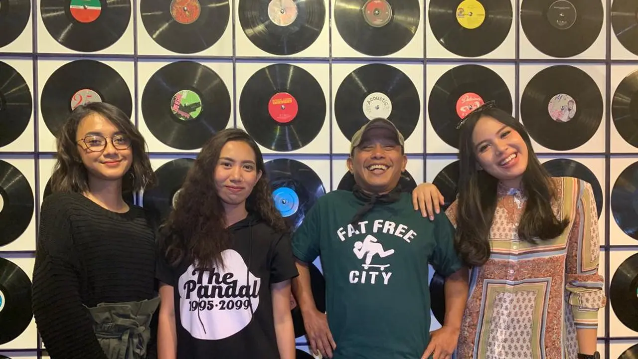 Pidi Baiq, Ghaitsa Kenang, Rahmania Astriani, dan Ajeng jadi juri Kompetisi Dilan Cover.
