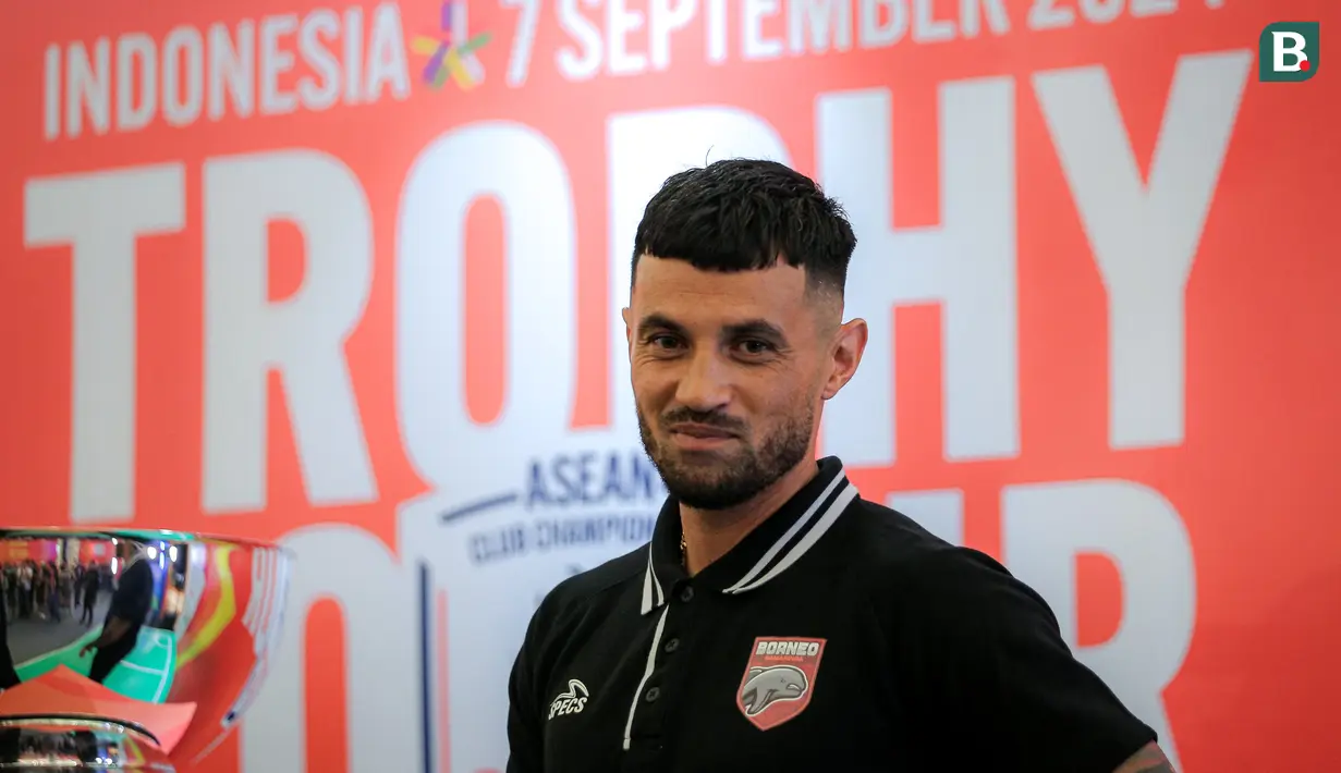 <p>Pemain Borneo FC, Stefano Lilipaly saat sesi meet and greet dalam acara Trophy Tour ASEAN Club Championship Shopee Cup 2024 di LOTTE Shopping Avenue, Event Atrium, Jakarta Selatan pada Sabtu (07/09/2024). (Bola.com/Bagaskara Lazuardi)</p>
