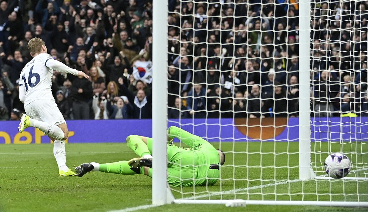 Pemain Tottenham, Timo Werner (kiri) mencetak gol penyeimbang 1-1 ke gawang Crystal Palace pada laga lanjutan Liga Inggris 2023/2024 di Tottenham Hotspur Stadium, London, Inggris, Sabtu (02/03/2024) malam WIB. (AFP/Justin Tallis)