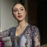 Lihat di sini gaya Yasmin Napper berkebaya di Beijing. [@yasminnapper].