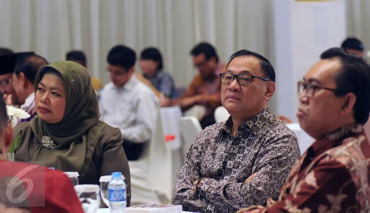 Gubernur Bank Indonesia, Agus Martowardojo (kedua kanan) saat menghadiri seminar nasional kajian tengah tahun Indef 2016 di Kampus Trilogi, Jakarta, Rabu (27/7). Seminar membahas Evaluasi Paket, Evaluasi Ekonomi. (Liputan6.com/Helmi Fithriansyah)