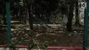 Salah satu pagar tanaman yang dirusak oleh suporter tergeletak usai Final Piala Presiden 2018 di Stadion Utama GBK, Jakarta, Minggu (18/2). Laga antara Persija Jakarta vs Bali United menyisakan kerusakan di dalam dan luar GBK (Liputan6.com/Faizal Fanani)