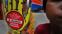 Stiker kampanye yang dibagikan pada anak jalanan saat pendataan &amp; penyuluhan oleh Dinsos DKI Jakarta, Kamis (21/1). Pendataan guna melindungi anak jalanan dari kekerasan maupun pelecehan.(Antara)