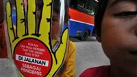 Stiker kampanye yang dibagikan pada anak jalanan saat pendataan &amp; penyuluhan oleh Dinsos DKI Jakarta, Kamis (21/1). Pendataan guna melindungi anak jalanan dari kekerasan maupun pelecehan.(Antara)