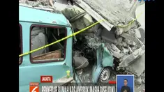 Warga sudah diingatkan untuk menjauhi lokasi bangunan. Garis polisi pun masih terpasang.