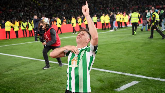 Foto: Selebrasi Emosional Joaquin Usai Membawa Real Betis Kembali Menjadi Juara Copa del Rey