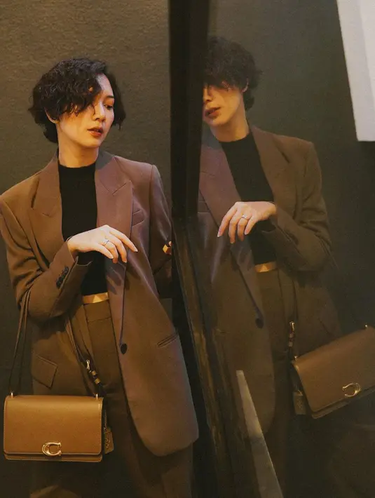 Blazer akan tetap jadi primadona di tahun 2023, dengan fabrikasi baru dan model yang semakin kasual [@sheiladaisha]