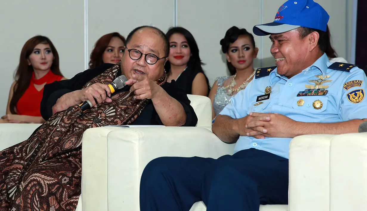 Dalam acara itu, Jaya Suprana meminta Zaskia Gotik untuk membacakan teks Pancasila. Zaskia membacakan teks Pancasila diikuti oleh para wartawan. (Deki Prayoga/Bintang.com)