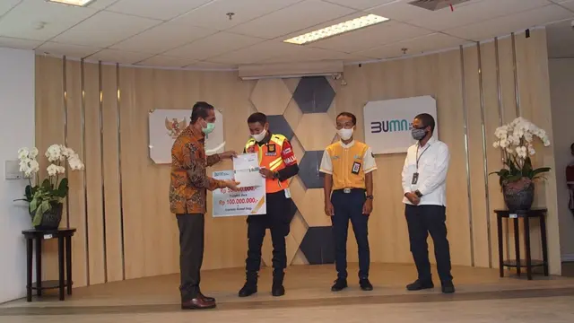 BNI Life memberikan penghargaan berupa Asuransi Seumur Hidup kepada Mujenih (petugas kebersihan) dan Egi Sandi Saputra (petugas Keamanan) KRL. (Dok BNI Life)