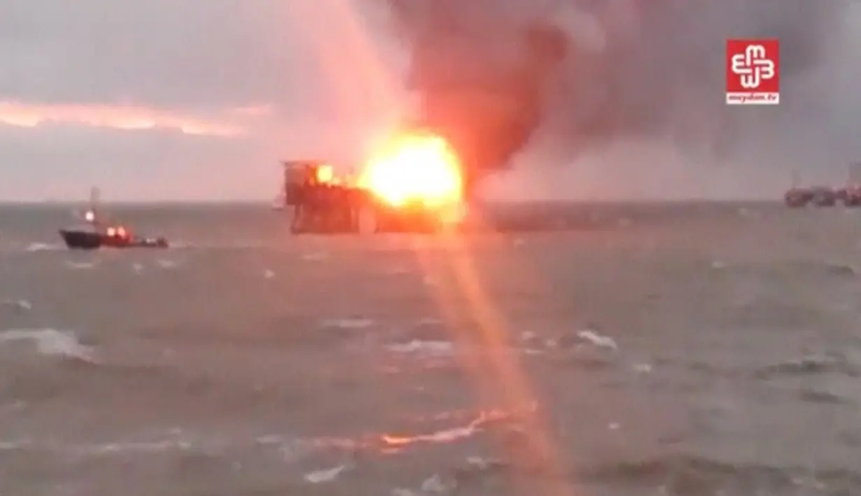 Sebuah gambar menampilkan suatu kilang minyak diatas laut yang terbakar di Laut Kaspia, Azerbaijan, (5/12) . Kilang minyak tersebut adalah milik Perusahaan negara SOCAR. (Reuters)