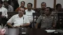 Bupati Tangerang, Ahmed Zaki Iskandar (kiri) menghadiri panggilan Ombudsman Republik Indonesia (ORI) di Jakarta, Jumat (20/5). Pemanggilan tersebut terkait dengan upaya penggusuran paksa Kampung Nelayan Dadap, Banten. (Liputan6.com/Faizal Fanani)