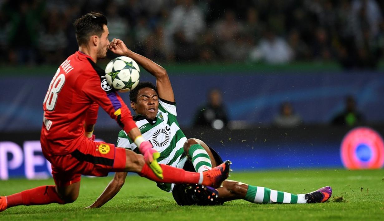 Kiper Borussia Dortmund, Roman Buerki, berusaha menghadang bola tendangan pemain Sporting CP, Elias, dalam laga Grup F Liga Champions di Stadion Jose Alvalade, Lisbon, Rabu (19/10/2016) dini hari WIB. (AFP/Francisco Leong)